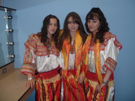 VUES D'AFRIQUE - LORS DU PASSAGE DE DJAMAL LAHLOU  AVEC LES FILLES DE TAFSUT